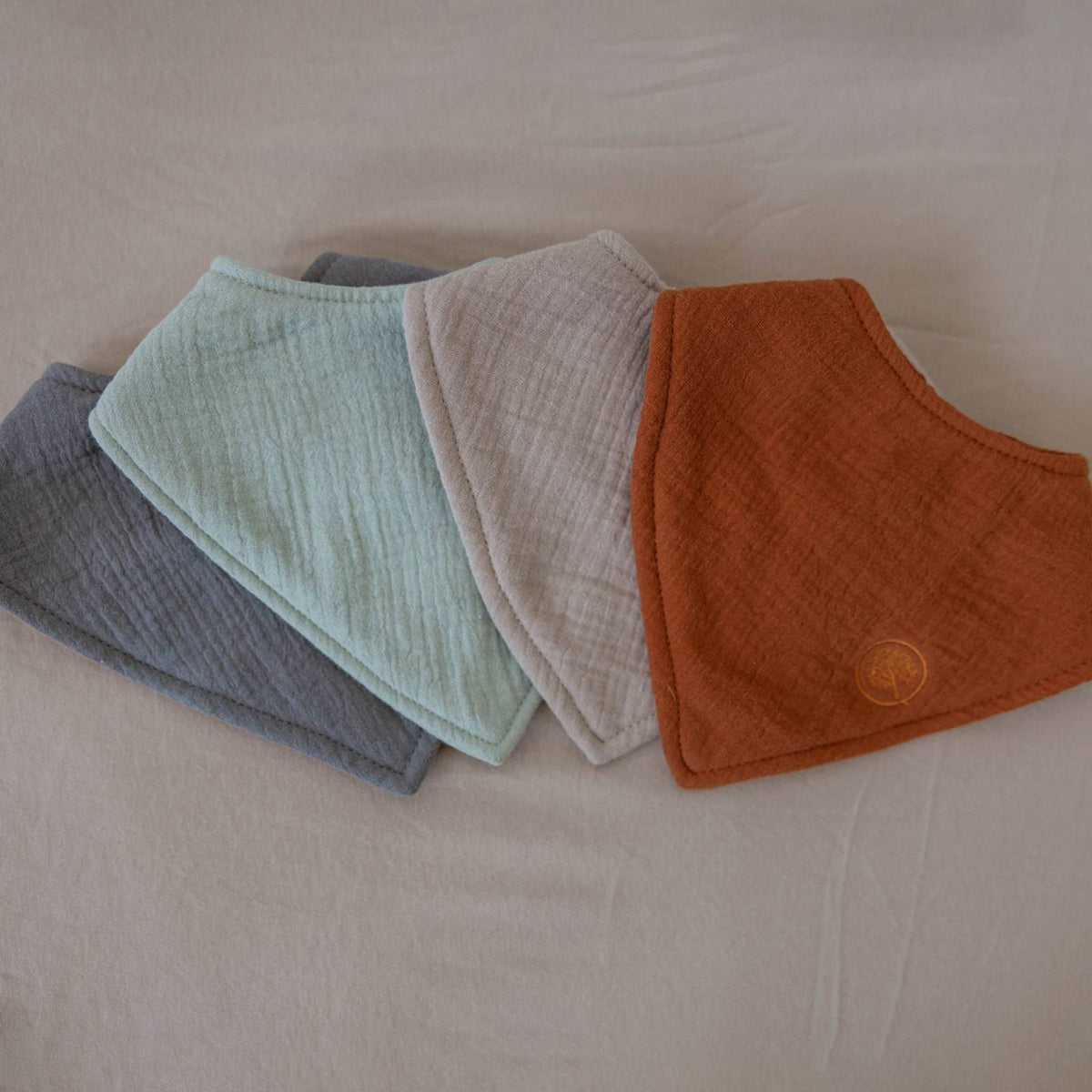 Lot de 4 bavoirs bandana en mousseline Pebble